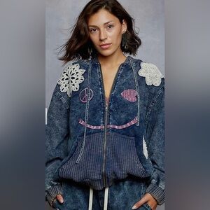 POL MINERAL WASH CROCHET PATCH SMILEY FACE HOODIE